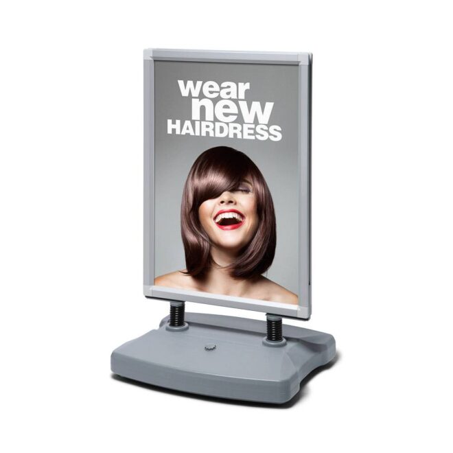 Skilti á vatnsfylltum botni