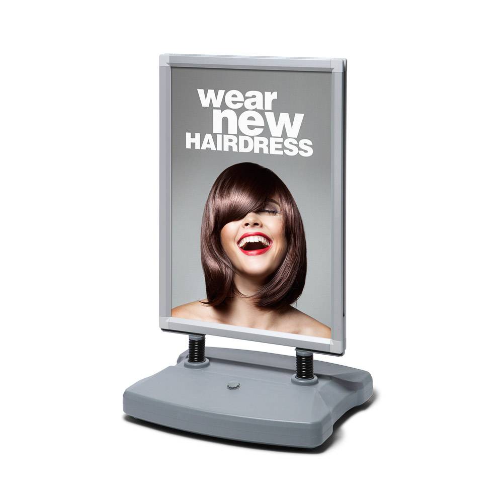 Skilti á vatnsfylltum botni